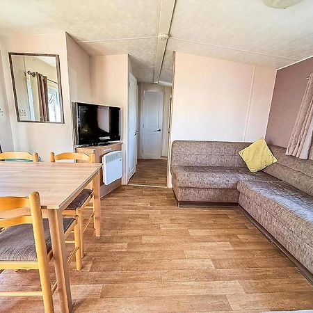 10 Berth Caravan For Hire At Seawick Holiday Park In Essex Ref 27102Sw แคลกตัน-ออน-ซี ภายนอก รูปภาพ
