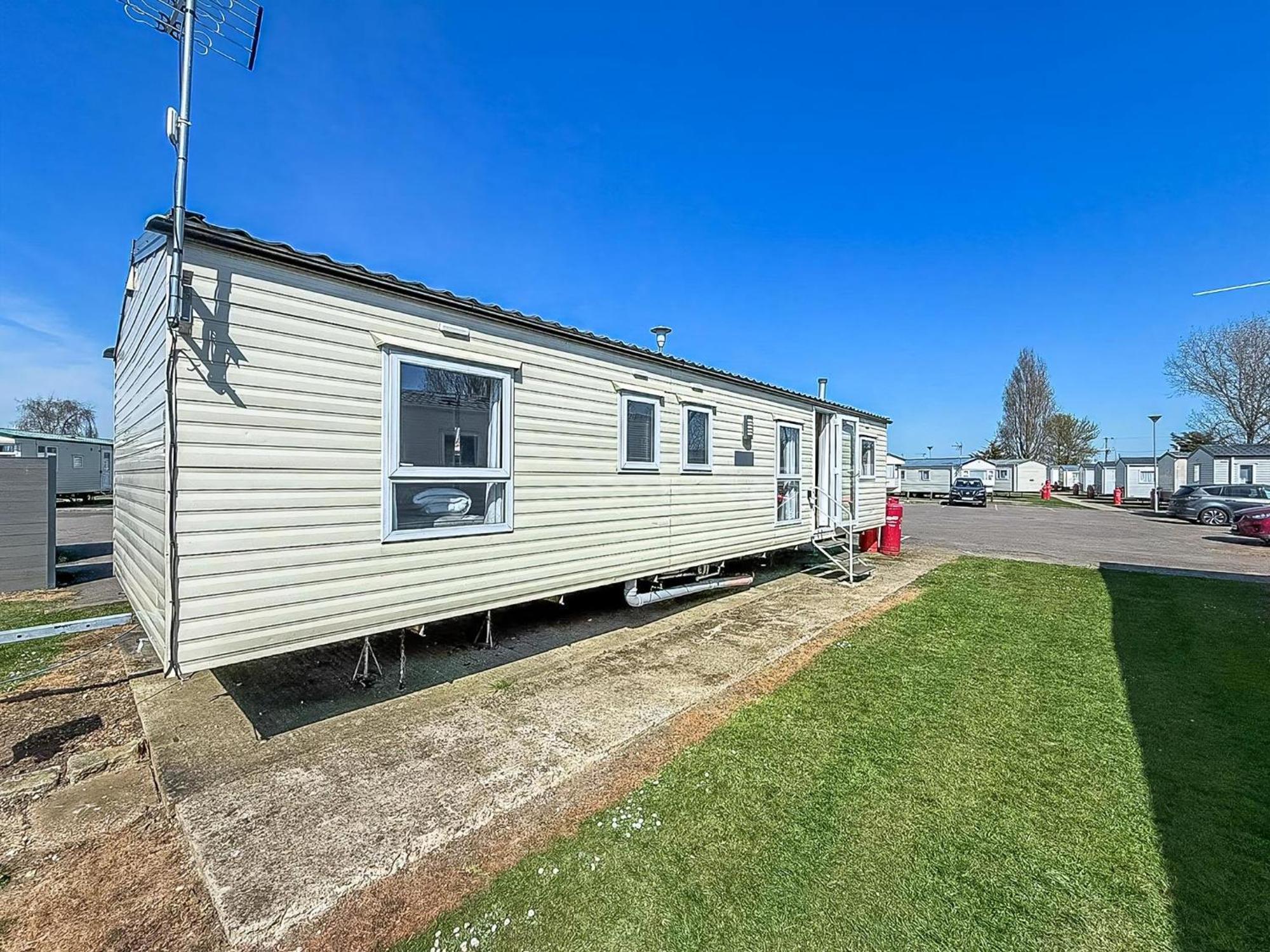 10 Berth Caravan For Hire At Seawick Holiday Park In Essex Ref 27102Sw แคลกตัน-ออน-ซี ภายนอก รูปภาพ