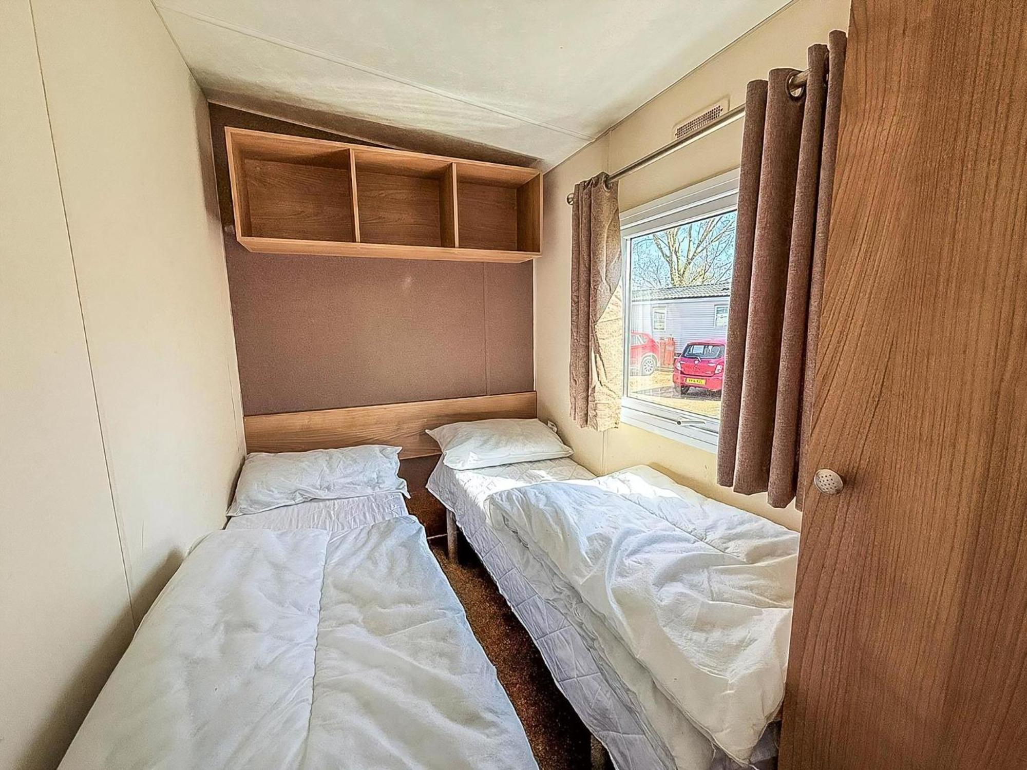 10 Berth Caravan For Hire At Seawick Holiday Park In Essex Ref 27102Sw แคลกตัน-ออน-ซี ภายนอก รูปภาพ