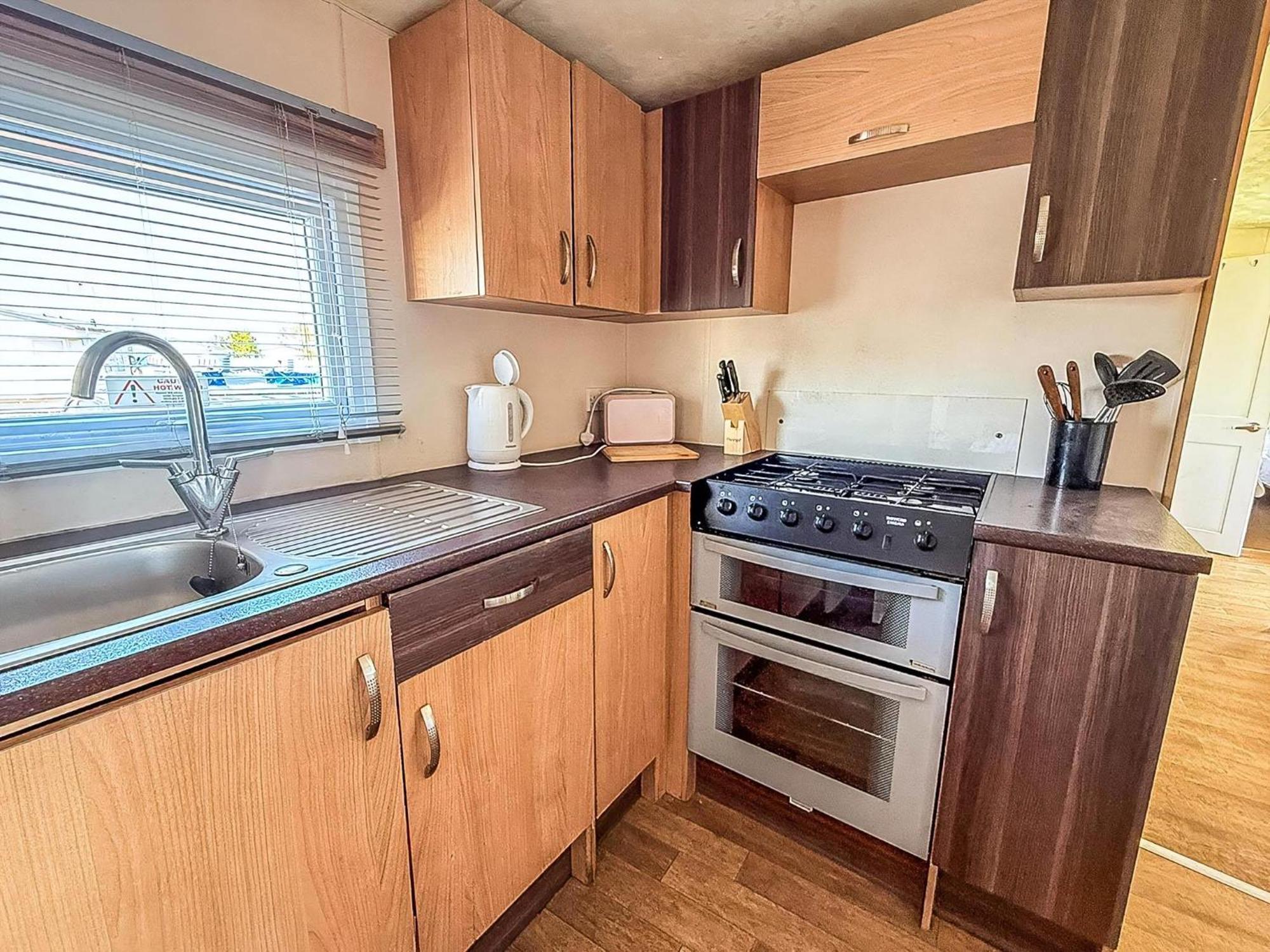 10 Berth Caravan For Hire At Seawick Holiday Park In Essex Ref 27102Sw แคลกตัน-ออน-ซี ภายนอก รูปภาพ
