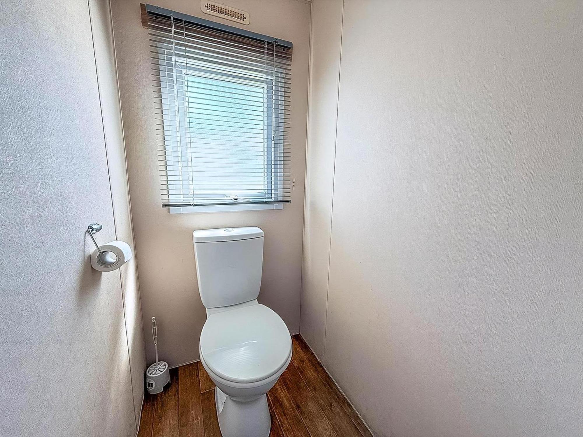 10 Berth Caravan For Hire At Seawick Holiday Park In Essex Ref 27102Sw แคลกตัน-ออน-ซี ภายนอก รูปภาพ